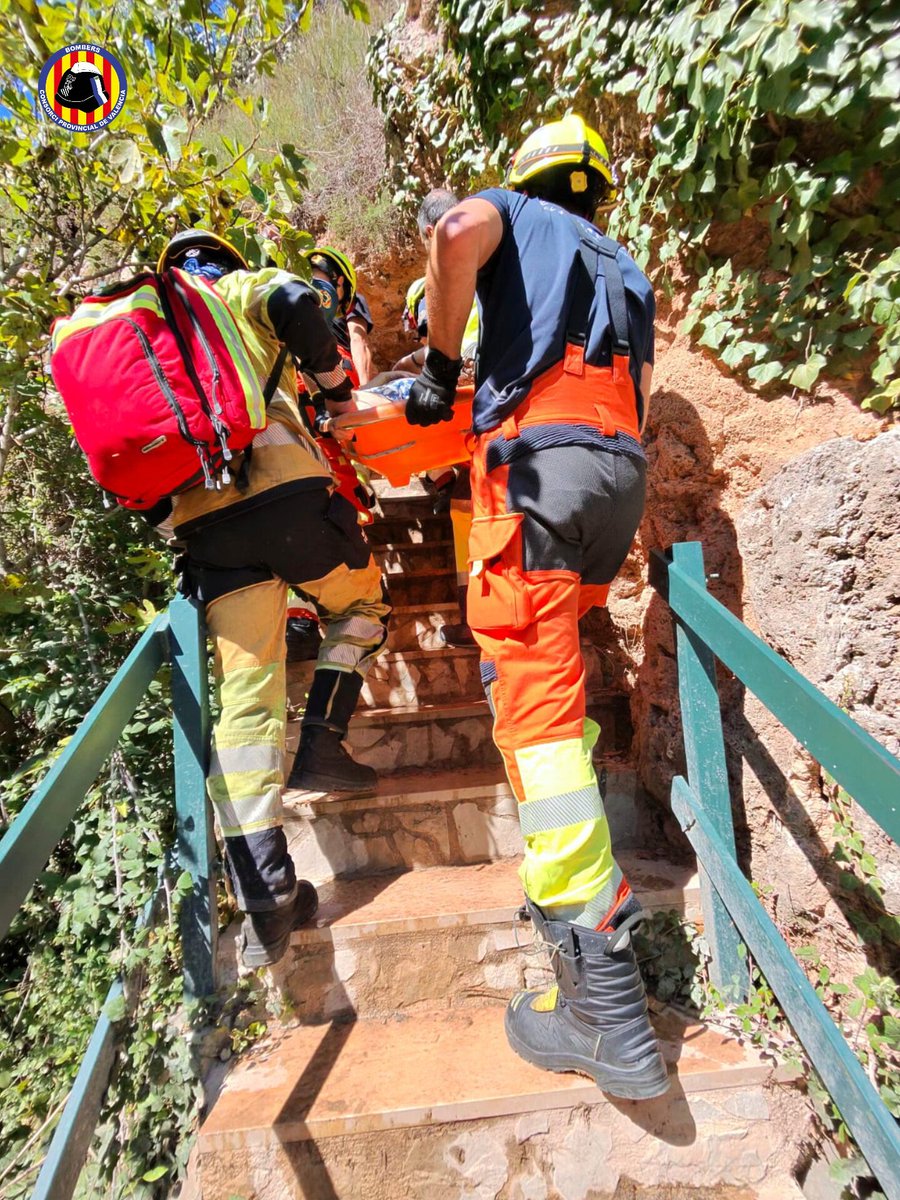 BombersValencia's tweet photo. @BombersValencia ha intervingut per donar suport a mitjans sanitaris a Gorgo de l’Escala a Anna.
Els bombers de Xàtiva amb #BRIFO del Consorci i @GVAbforestals han portat a la persona indisposta amb llitera fins a mitjans sanitaris, que l’han traslladat a l’hospital de Xàtiva. https://t.co/bwbSrR25Ba