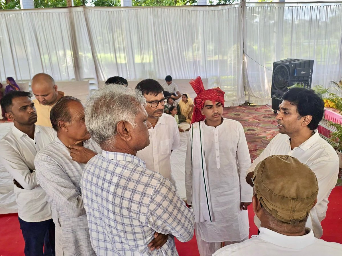 VikrantBhuria's tweet photo. झाबुआ पहुँचकर श्री अनिल कुमार डामोर जी (IAS) के असामयिक निधन पर श्रद्धासुमन अर्पित किए एव��� शोकाकुल परिजनों के प्रति संवेदनाएँ व्यक्त कीं।

इस दौरान मेरे साथ पूर्व सैलाना विधायक श्री हर्ष विजय गेहलोत जी भी उपस्थित रहे।

उनका सरल व्यक्तित्व, सेवा भाव और समाज के प्रति समर्पण सदैव स्मरणीय रहेगा।

भावपूर्ण श्रद्धांजलि। ॐ शांति। 🙏