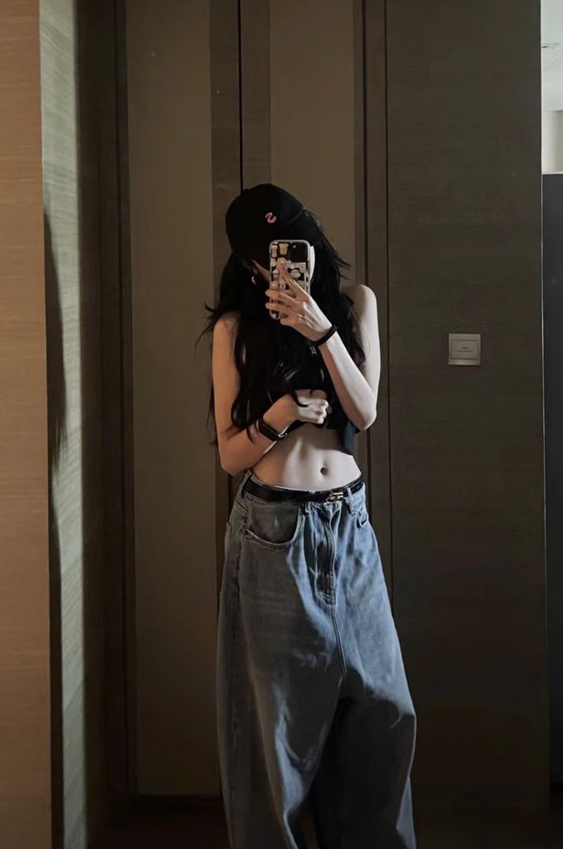 qqianism's tweet photo. saw #SunQian’s abs and this is what happened to me. her influence has officially reached my core

from this.                                   to this https://t.co/n5RICBjPXV