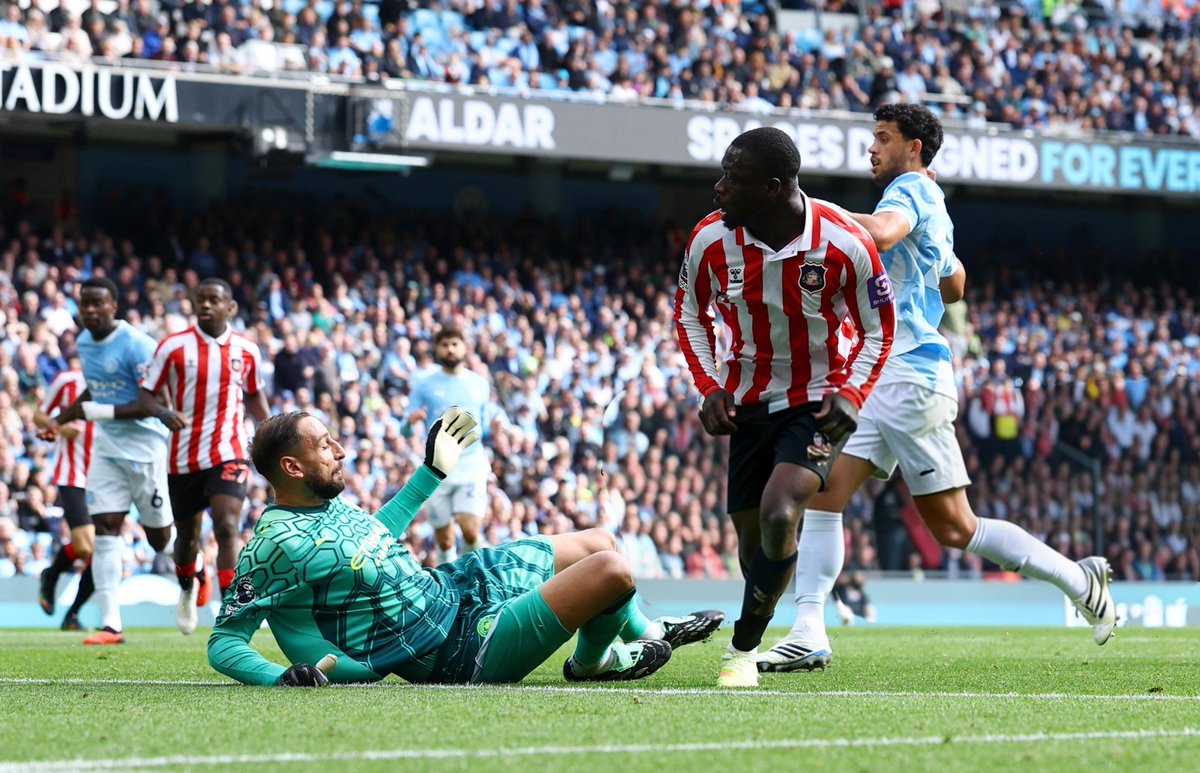 Buungau33's tweet photo. Sunderland have equalized again! Man City 2-2 Sunderland.
minute'33 scorer Brian Brobbey.
#ซันเดอร์แลนด์
#บรอบบี้ย์
#sakdakul https://t.co/kRmnLkRmIm
