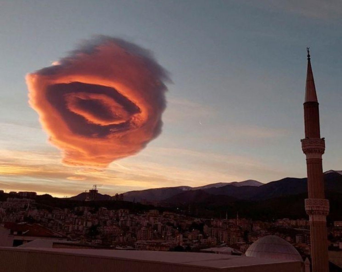 EarthArchiveKR's tweet photo. UFO가 착륙한 줄 알았음ㅋㅋ

튀르키예 부르사 상공에 갑자기 나타난 정체불명의 물체.

거대한 UFO 같기도 하고
하늘에 포털이 열린 것처럼 보이기도 함.

근데 합성도 UFO도 아님.
산을 넘는 강한 바람 때문에 만들어지는 ‘렌즈구름’임.

해 뜰 무렵 햇빛까지 받아 붉게 물들면서
저 말도 안 되는 비주얼이 완성됨.

솔직히 구름이라고 설명 안 해주면
포털 열리고 UFO 나오는 장면 같음ㅋㅋ