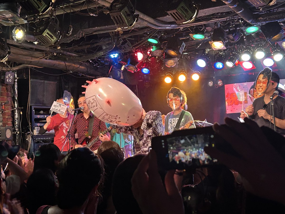 amazondadada's tweet photo. ノブさん還暦㊗️LIVEへ

愛に溢れる素晴らしいひととき
ノブさんのカッコ良さと愛らしさが溢れる
熱いステージでした

改めてお誕生日🎂🎊
おめでとうございます🍾

#ナカジマノブ
#happybirthday
#ドミンゴス
#theゆうたろうBAND
#枕本バンド
#TheWells
#DannieBGood
#無限放送47
#最鋭輝隊 https://t.co/ABDMmZxVFS