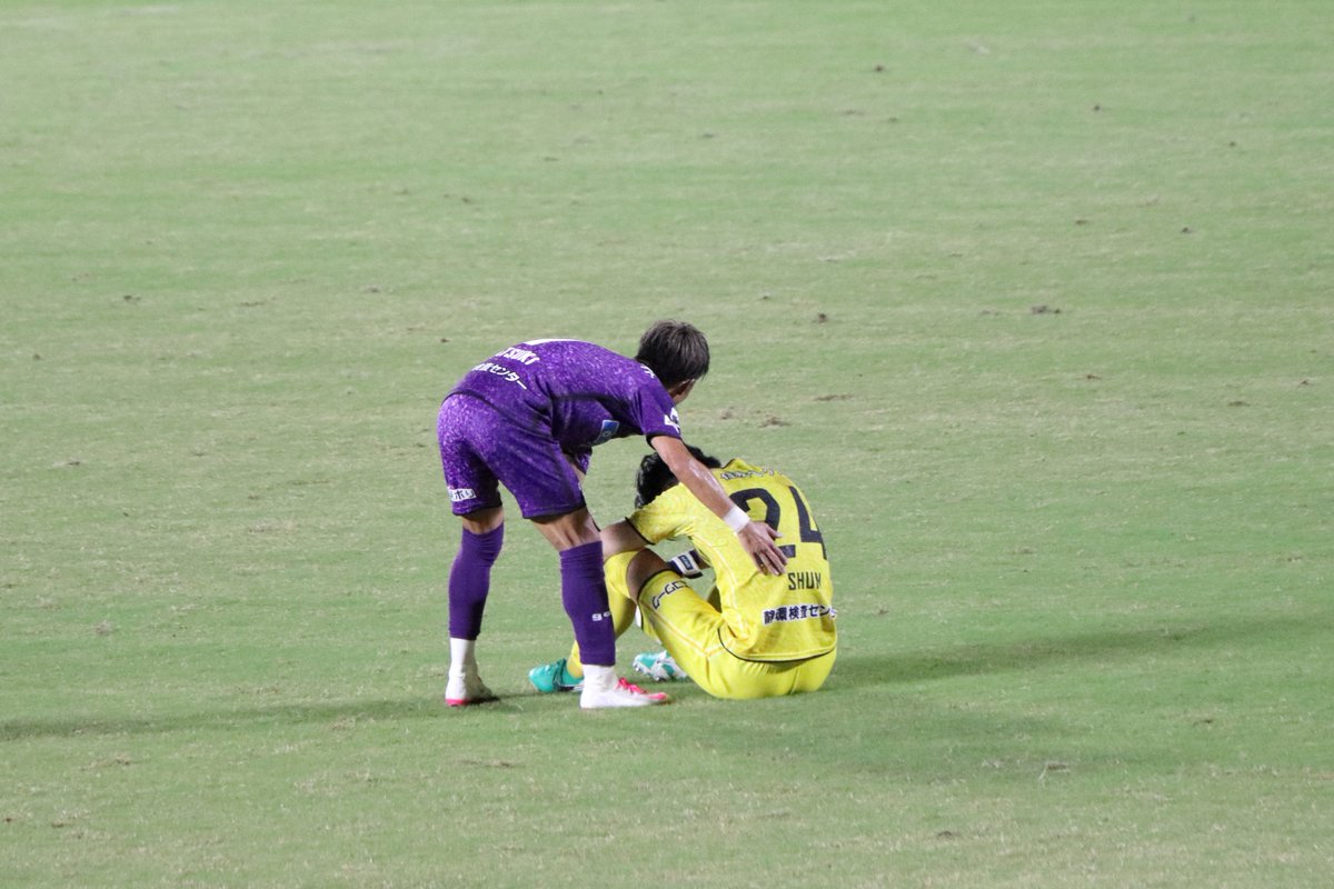 morisan_MYFCsp's tweet photo. 後半AT最終盤に失点し同点とされ、そのまま試合終了。。
ホイッスルと同時に崩れ落ち座り込んでしまった舜くん。マイクが迎えに来てくれました…😭
ふたりとも96年生まれの同い年ですね。
#吉田舜 #松木駿之介
#2627藤枝vs大宮 https://t.co/nCA9BQVHtx