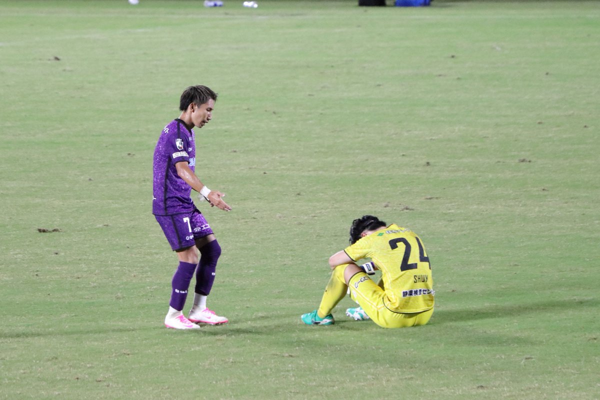 morisan_MYFCsp's tweet photo. 後半AT最終盤に失点し同点とされ、そのまま試合終了。。
ホイッスルと同時に崩れ落ち座り込んでしまった舜くん。マイクが迎えに来てくれました…😭
ふたりとも96年生まれの同い年ですね。
#吉田舜 #松木駿之介
#2627藤枝vs大宮 https://t.co/nCA9BQVHtx