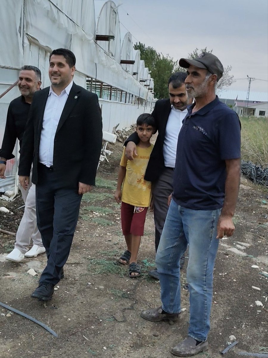 HudaPar_Antalya's tweet photo. İl Başkanımız M. Şerif Durmaz ve heyetimiz, çiftçi Cuma Bey’i serasında ziyaret etti

Tarımsal üretimin süreci,üreticilerimizin karşılaştığı sorunlar ve yetiştirilen ürünler üzerine konuşuldu

Üreticimizin emeğini dinlemeye, tarımın sorunlarını sahadan takip etmeye devam ediyoruz https://t.co/WZKLwvKYqO