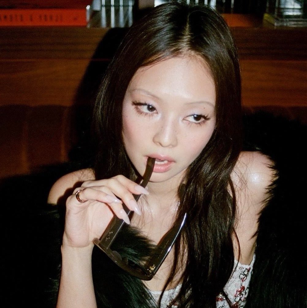 p1nks4vage's tweet photo. 🚨JENNIE is the ONLY K-Pop Act currently charting MULTIPLE songs within the Top 120 on Spotify Global:

#60. (+2) One Of The Girls 
#114. (+15) Dracula with JENNIE https://t.co/sfwFkE2Yxm
