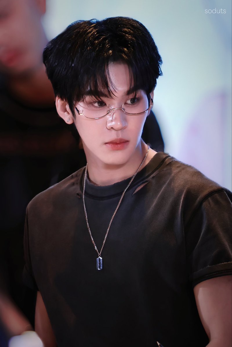 Pthrtb's tweet photo. อยากวิ่งแลกแว่นว่ะ https://t.co/YSAoBEN0eK