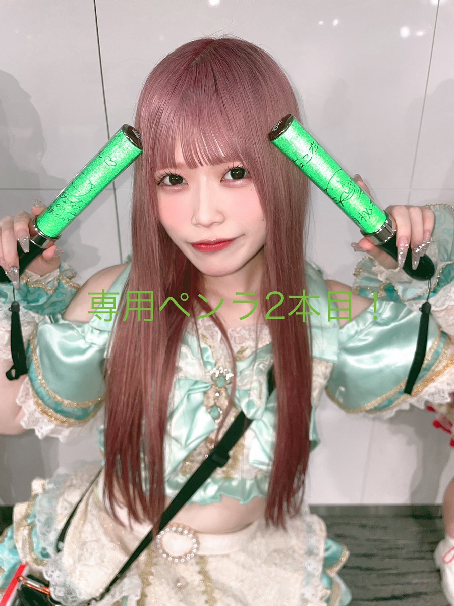 Tauther's tweet photo. ななちゃん専用ペンラ（サイン入り）2本目になったので記念にななちゃんに持ってもらいました！ヘッダーもちゃんと2本のに変更し直した！ https://t.co/Ou0HYpPaYO