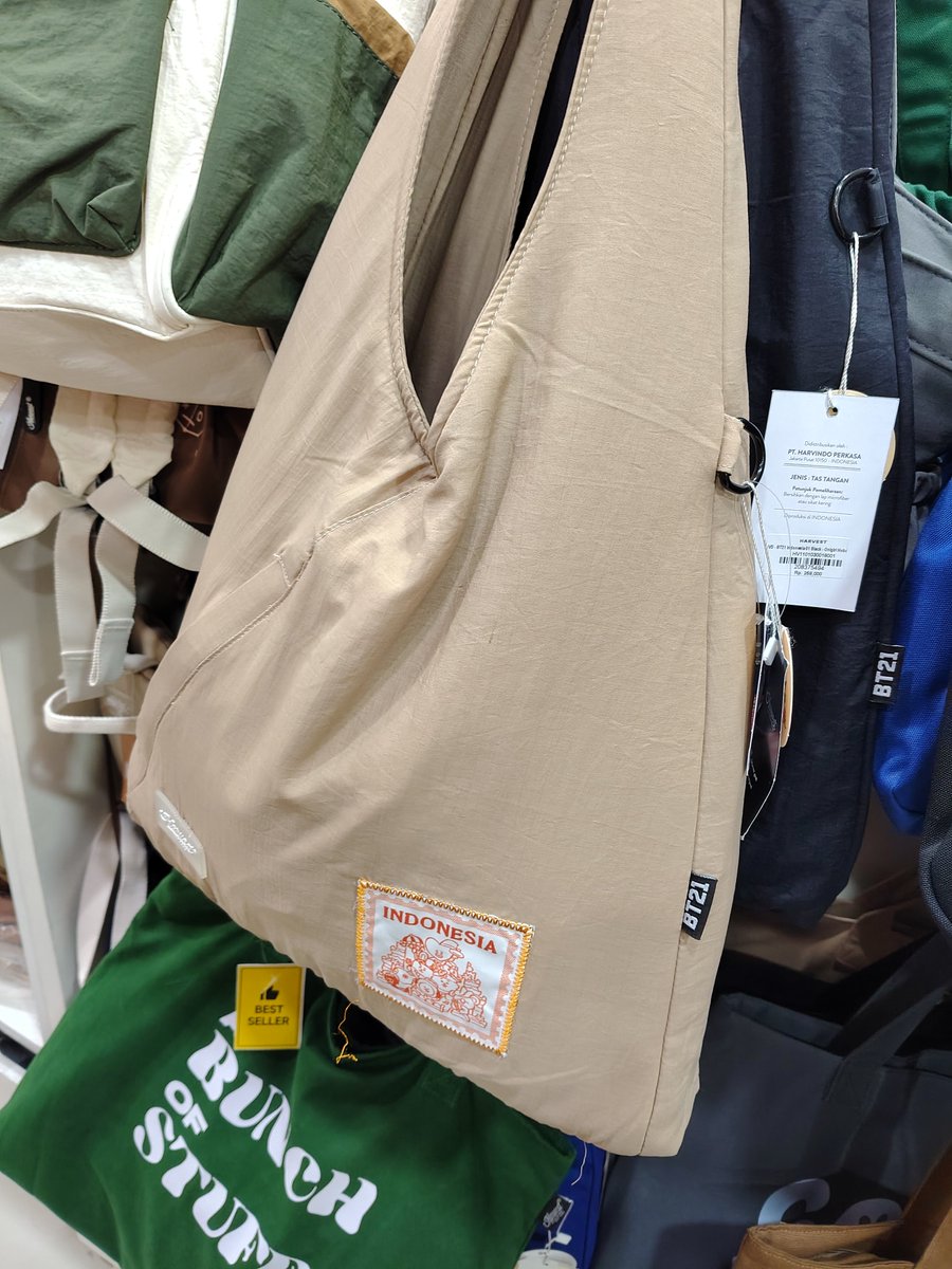 mimicilok's tweet photo. Found something interesting from sunday strolling in gramedia, ternyata harvest (isi binder) collab sama bt21 dan bikin tas dengan illust selucu ini T ________ T https://t.co/Xtq7qs0KMQ