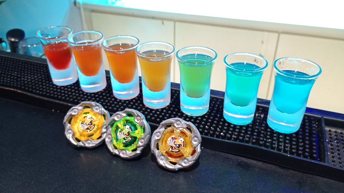 rukariomoti's tweet photo. 福井市片町にあるBAR Leazyさんにお邪魔してきました！ベイブレードの連勝バトルをするということで、妻のはとと参加し、一応4連勝！
アニベイのコンセプトドリンクも作っていただきました！写真下手で分かりにくいですが、ペルソナメンバーのドリンク、キレイで美味しかった😊 https://t.co/tkfIZ5mtHn