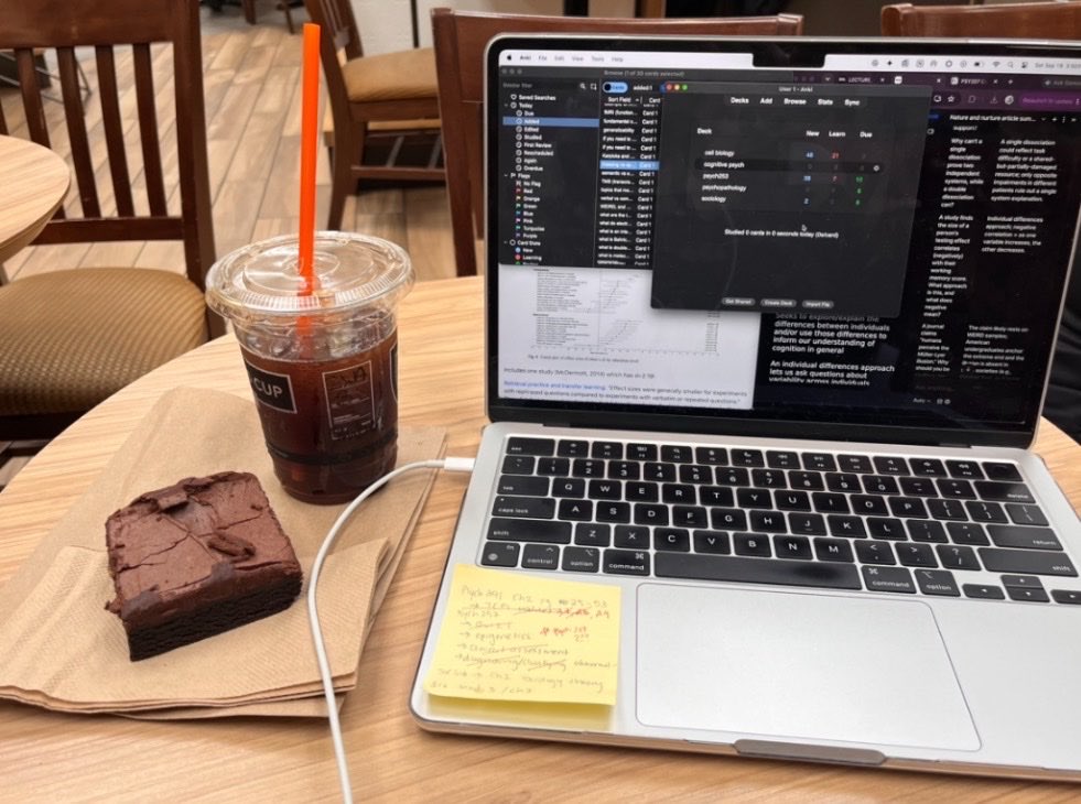 amxqiqi's tweet photo. the level of locked-in-ness i can reach with a coffee and sweet treat is insane https://t.co/2vnqp29n3P
