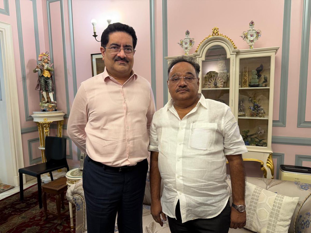 SamikBJP's tweet photo. আজ আদিত্য বিড়লা গ্রুপের চেয়ারম্যান শ্রী কুমার মঙ্গলম বিড়লা-র সঙ্গে এক আন্তরিক ও ফলপ্রসূ আলোচনা হয়েছে ।

আলোচনার মূল বিষয় ছিল পশ্চিমবঙ্গের শিল্প সম্ভাবনা, নতুন বিনিয়োগ এবং বিদ্যমান শিল্পের সম্প্রসারণ। রাজ্যের ভৌগোলিক সুবিধা, দক্ষ মানবসম্পদ, বন্দর ও যোগাযোগ পরিকাঠামো এবং উৎপাদনমুখী শিল্পের অনুকূল পরিবেশ নিয়ে বিস্তারিত মতবিনিময় হয়েছে।

পশ্চিমবঙ্গকে দেশের অন্যতম শিল্প ও কর্মসংস্থানের কেন্দ্র হিসেবে গড়ে তোলার লক্ষ্যে ভবিষ্যতে শিল্পোন্নয়ন ও বিনিয়োগের বিভিন্ন সম্ভাবনা নিয়েও ইতিবাচক আলোচনা আমাদের মধ্যে হয়েছে ।