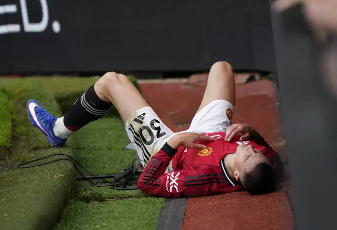 UnitedStandMUFC's tweet photo. 🤕 Benjamin Sesko could be out with the same shin injury that kept him out of the summer. Man United are still assessing the issue. [@StevenRailston] #mufc https://t.co/UahCIDkYlQ