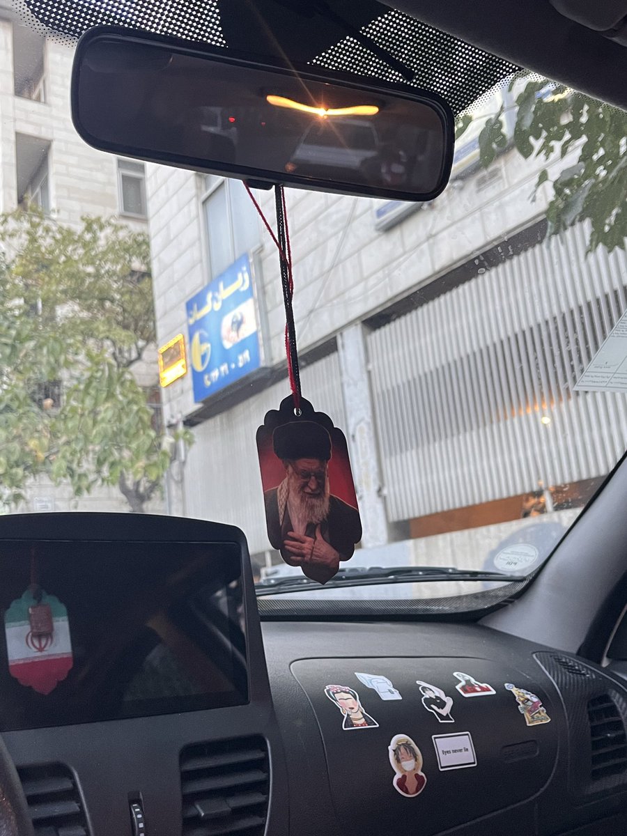h_alimohammadi_'s tweet photo. من بخاطر دوست داشتنت از نزدیک ترین تا دور ترین ادمای دورم حرف شنیدم 
ولی یک درصد از زحمتی که تو برای ما کشیدی رو نمیگیره عزیزشهیدم💔
هنوزم خیلی ها نفهمیدنت https://t.co/YYCgrZMdDJ