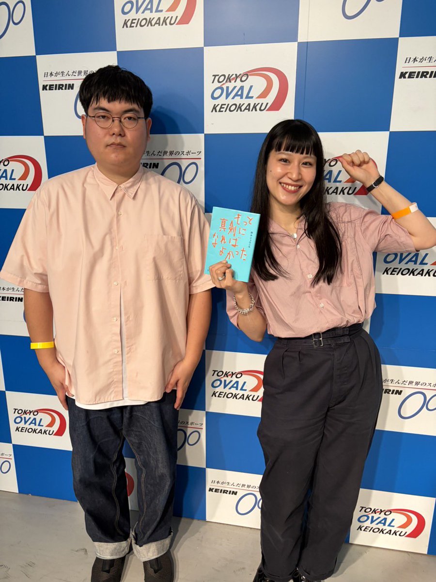 AKIRA_ShonenKB's tweet photo. #パンと音楽とアンティーク　専門学校ステージ
鈴木ジェロニモさんのお話を伺いました！！

短歌とエッセイの表現の違いなど、お話何もかも面白かったです、ご著者もほんとうにオススメです

なんかピンクシャツが被って嬉しい🎶2枚目はジェロニモさんに謎にピン写を撮っていただいてウケている私 https://t.co/Du3fRMkm6W