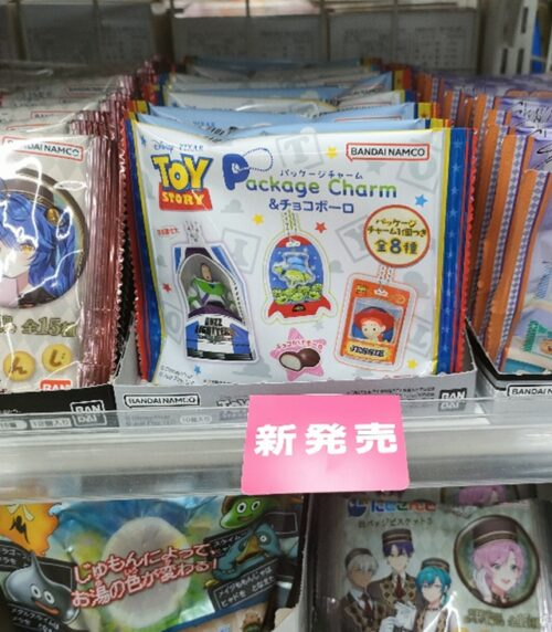 shimapatobu's tweet photo. トイストーリー パッケージチャーム＆チョコボーロ 取扱い店はどこ？コンビニは？配列や再販売まとめ！フラゲは？イオン、ローソンも！マスコットチャームは全8種類！

https://t.co/09S90RZJlz

ローソンでは、9月20日（日）の23時ころに入荷していました！

#食玩　#トイストーリー

9月21日（月）より新発売！　

●パッケージチャーム1個（全8種）

1．WOODY
2．JESSIE
3．BUZZ LIGHTYEAR
4．ALIEN
5．REX
6．HAMM
7．SLINKY DOG
8．BULLSEYE
シークレットやレアはありません。