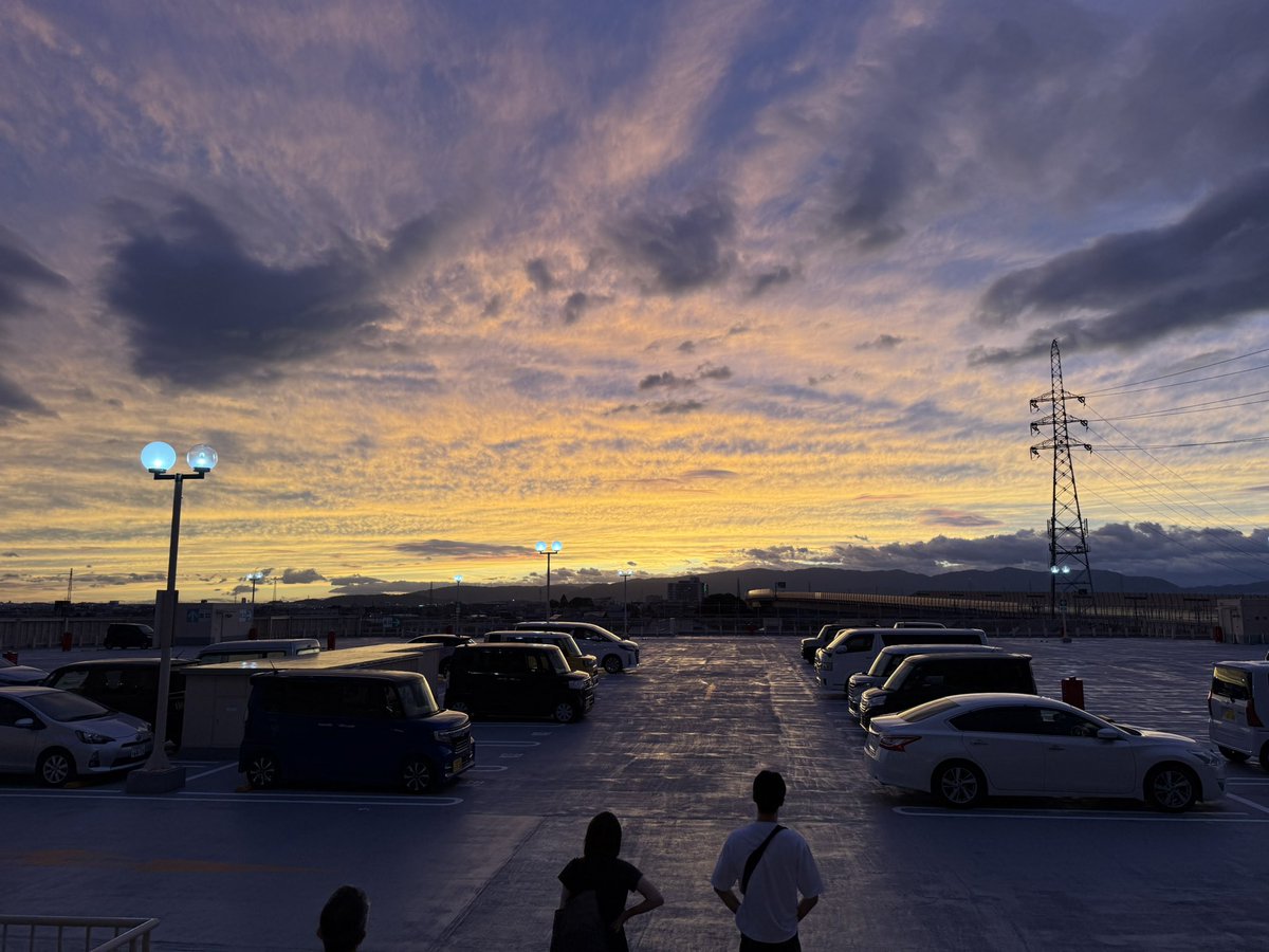 jun_1stk's tweet photo. 今日の夕方、
三室戸のアルプラザ宇治東さんの屋上で、こんな素敵な夕景を見ました☺️
地元の買い物客の皆様も「すごおおおい！」て言って、皆んな写真撮ってました🤔
この夕景を見ながら「一年の詩」を聴く。
正に、聖地巡礼の醍醐味です😃

#アルプラザ屋上最強
#ユーフォ最終楽章
#anime_eupho https://t.co/2UtFK1H7Ay
