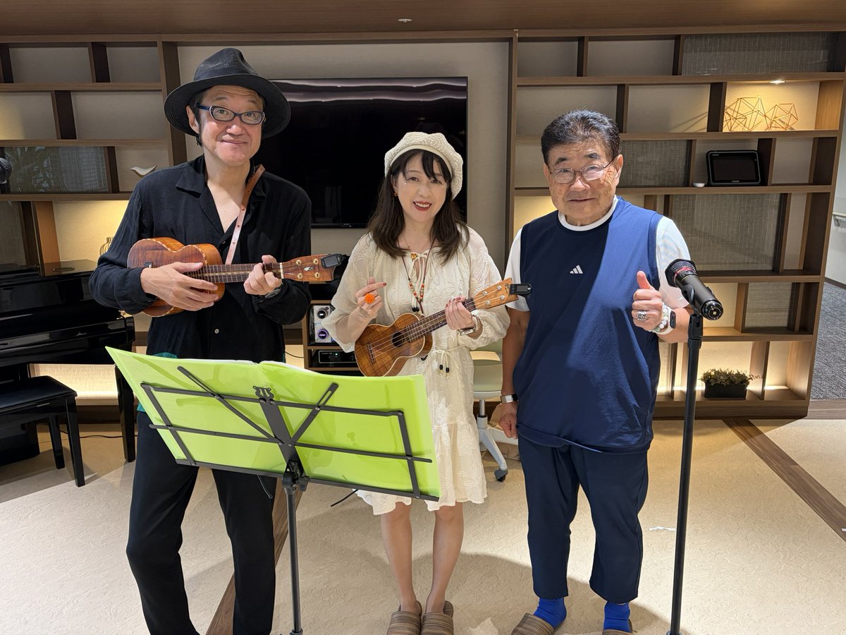 kaz1344843's tweet photo. 大久保さんとライブ！！
@クラーチファミリア西新宿さん
大久保さんとのウクレレユニット「ノブカズ」
第一弾です‼︎
楽しいひと時をありがとうございました😊💕
大久保さん歌ってMCして笑いありで流石でした〜！
黒崎さん、中村さん、スタッフの皆様お世話になりました‼️ありがとうございました😄❣️ https://t.co/fgEeWzBUmW