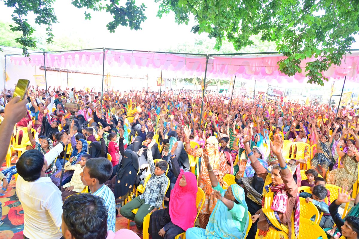 SBSP4INDIA's tweet photo. @ArunrajbharSbsp इस अवसर पर संगठन की मजबूती, जनसंपर्क, सामाजिक भागीदारी तथा गाँव के विकास, शिक्षा, रोजगार एवं जनहित के विषयों पर सार्थक संवाद हुआ।

#सामाजिक_समरसता #सुभासपा #अहिरौला https://t.co/T0jaBRR0rw