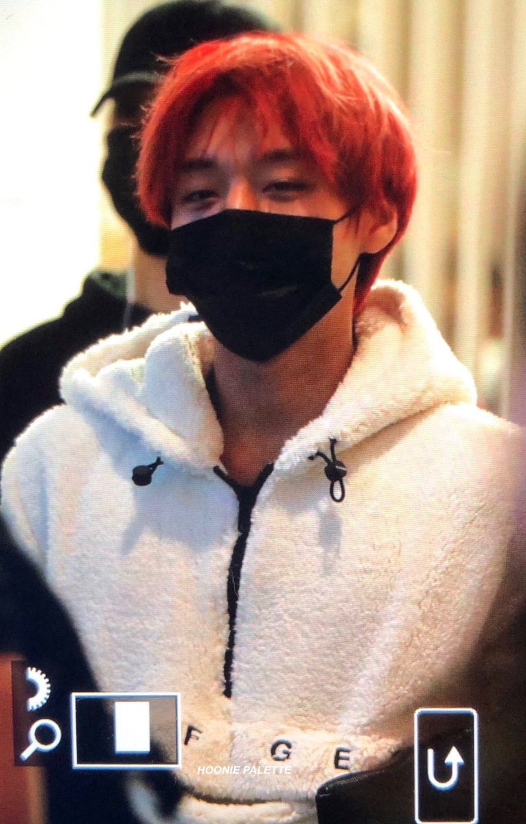 l_jx01's tweet photo. 피곤한 건지 눈까지 풀려서 양끼 ㅈㄴ 가득한데 도라에몽 주머니마냥 배에 여권? 넣는 거 보고 저항 없이 터짐 https://t.co/N9XdLz2DZ8