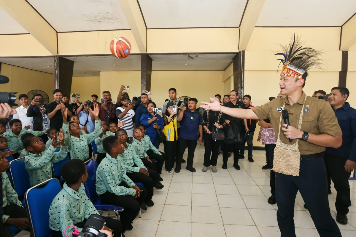 demokrat_sub's tweet photo. Menko AHY mengawal percepatan pembangunan tiga Sekolah Rakyat Terintegrasi di Jayapura, Sarmi, dan Biak Numfor. Program ini diharapkan memperluas akses pendidikan dan memperkuat pembangunan SDM di Papua.

#MenkoAHY #SekolahRakyat #Papua #DemokratSurabaya https://t.co/fR06dfAYnP