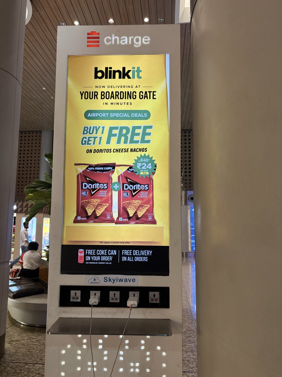 INShivamDwivedi's tweet photo. Blinkit promos at Mumbai T2 airport ✈️
Let’s try it out and check live results ✌🏻🙈
#Chull #MumbaiTravel #Blinkit https://t.co/3JpT9F2rD9