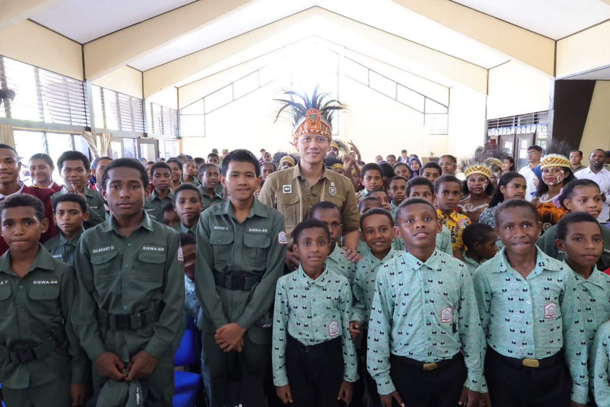 demokrat_sub's tweet photo. Menko AHY mengawal percepatan pembangunan tiga Sekolah Rakyat Terintegrasi di Jayapura, Sarmi, dan Biak Numfor. Program ini diharapkan memperluas akses pendidikan dan memperkuat pembangunan SDM di Papua.

#MenkoAHY #SekolahRakyat #Papua #DemokratSurabaya https://t.co/fR06dfAYnP