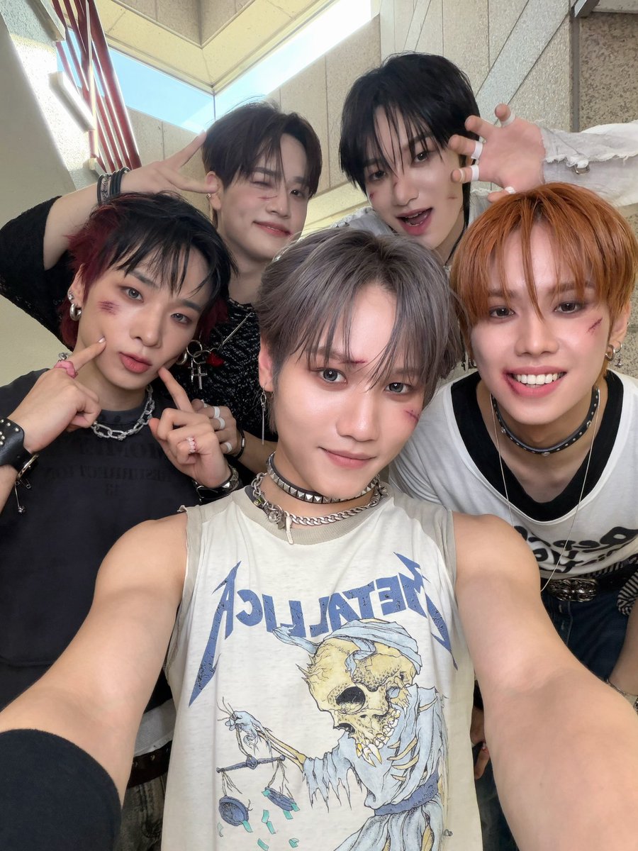 McndOfficial_'s tweet photo. [🛸] 잠시 후, SBS ’인기가요’에서 멈출 수 없는 본능, 일내는 게 공식인 MCND의 무대가 시작됩니다!

#MCND #엠씨엔디
#DevilYouthClub https://t.co/DjNVbKLwUj