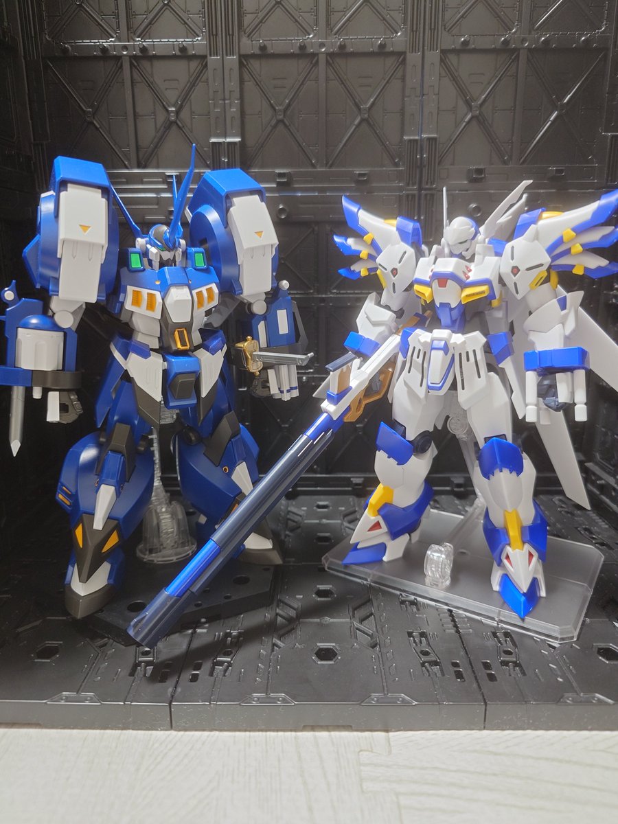shin_0619s's tweet photo. ヴァイスリッター完成
アルトアイゼンナハトと並べたときのカラーリングの統一感が好き https://t.co/W7hkuu3Ka9