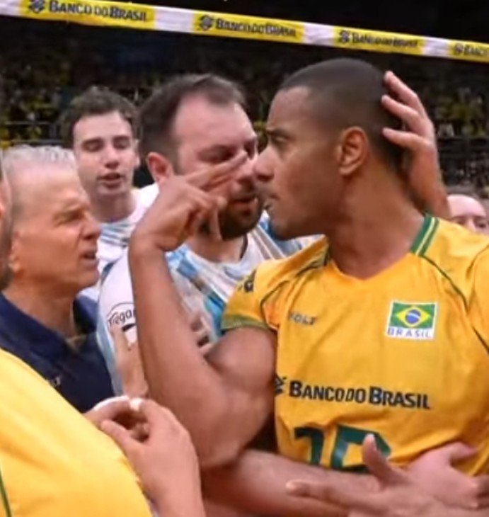 jaquefalei's tweet photo. o bernadinho olhando bem pra ver se não era o filho dele ali armando barraco kkkkkkkkkkkkkkkkkkkkkkkk #VoleiNoSporTV https://t.co/pWDTTtR1uf