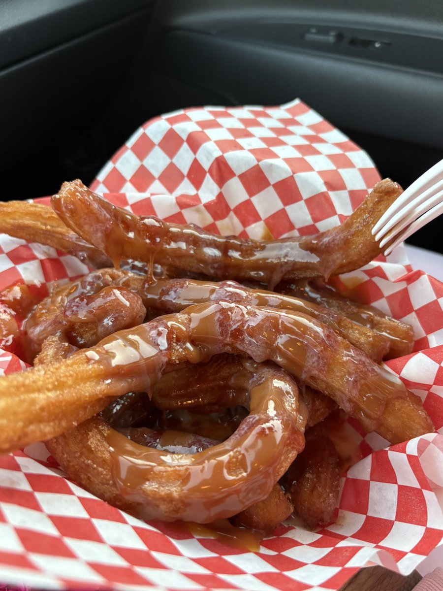 MagicHandz's tweet photo. Idk why I never shared this, but I’m so glad we got to try the best Churros in LA and Long Beach. “Churros Don Abel” is a father and son business they have their own trucks located in different areas. They are so crunchy and were covered in caramel, condensed milk and strawberry. https://t.co/KlkuaNDFuu