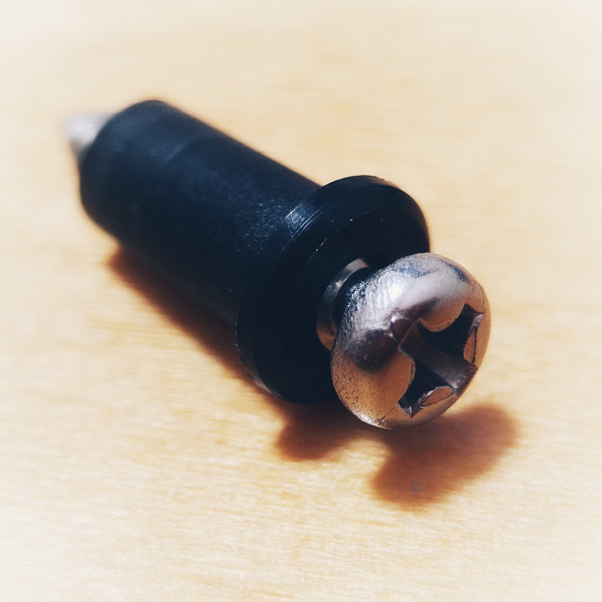 BrothersM70594's tweet photo. マッドマットのステアリング部分は割ともろくて、一つのパーツが外れてなくなりがち。

もうこのパーツのためだけにBパーツを買い増しするのも嫌なので、採寸しておきました。何かいいフランジパイプなどの代替品があればいいのですが…。

https://t.co/0Ypb1xQlNi https://t.co/CYipXDU7vF