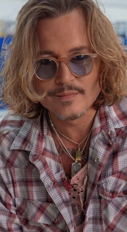 _johnndepp's tweet photo. What makes someone instantly attractive to you? 👀❤️
A: Their smile
B: Their personality
C: Their kindness
D: The way they treat people 🥰 https://t.co/8wmL6EbNBW