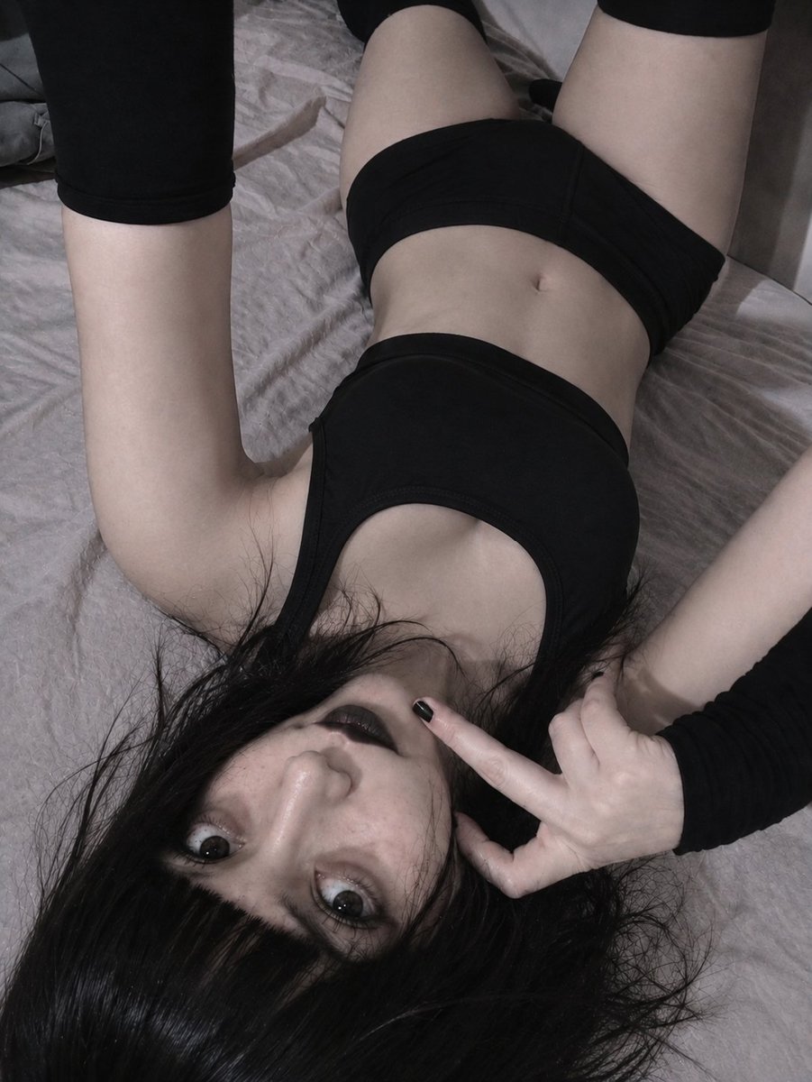 MiniGothGirl's tweet photo. Pajero ❤️ , estoy usando mucha ropa ? 
#minichat #snapchat #teenageee https://t.co/BcU2T2mYLK