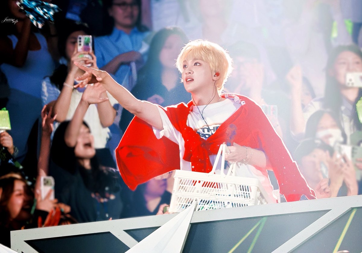 hae1ee's tweet photo. little red riding hood again https://t.co/0BKSF4SirZ