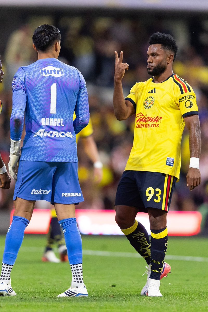 BURUXKEP's tweet photo. Miguel Borja burlándose y comportándose como Americanista frente al Tala Rangel después de anotarle el gol del empate. Jajaja,😂 Ya amo a esta cabron, está hecho para el América. #OdienloMas 
#ClasicoNacional #AmericaVsChivas https://t.co/CPLLI1cEO8