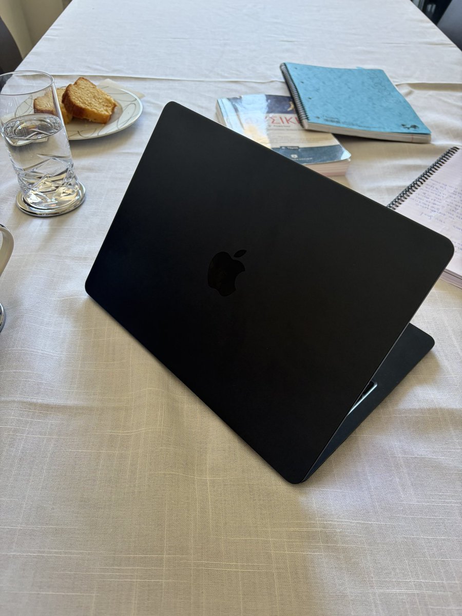 mzyriQuantum's tweet photo. Huge thanks to @Wyckoff_Insider for the amazing MacBook! 🙏💻 
I gave it to my daughter for her studies, making this gift even more special. ❤️🎓 
For the people inside the Insider Desk: Hard work and dedication in the Insider Desk can lead to amazing rewards. Keep pushing! 💪📈 https://t.co/FP3d5oUg1y