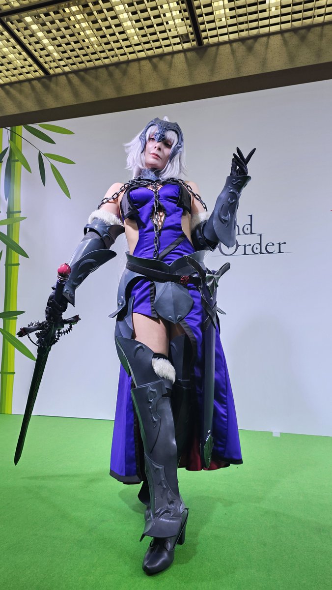 grandavenger106's tweet photo. 剣を持ってる邪ンヌ。
とてもリアルでただただカッコいいに尽きる！
視線向けてファンサしてもらえて嬉しかったです！

ジャンヌオルタ/くろはさん @kuroha142 

#FGO #京まふ https://t.co/tk3J6BZg5k