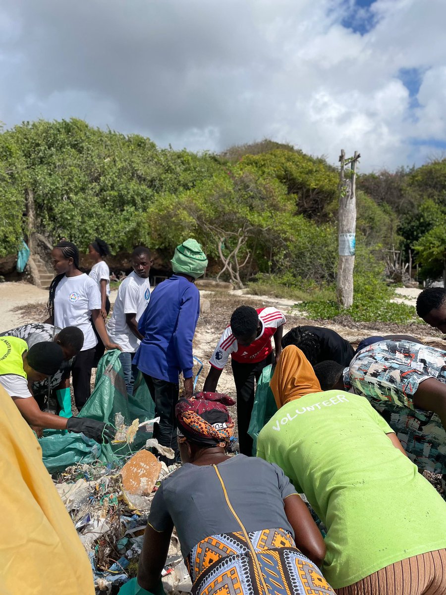 LetsDoItKenya's tweet photo. Kenya marks #WorldCleanUpDay : clean up action in Kilifi led by @ysd_kilifi . https://t.co/m9jX8lIcoG