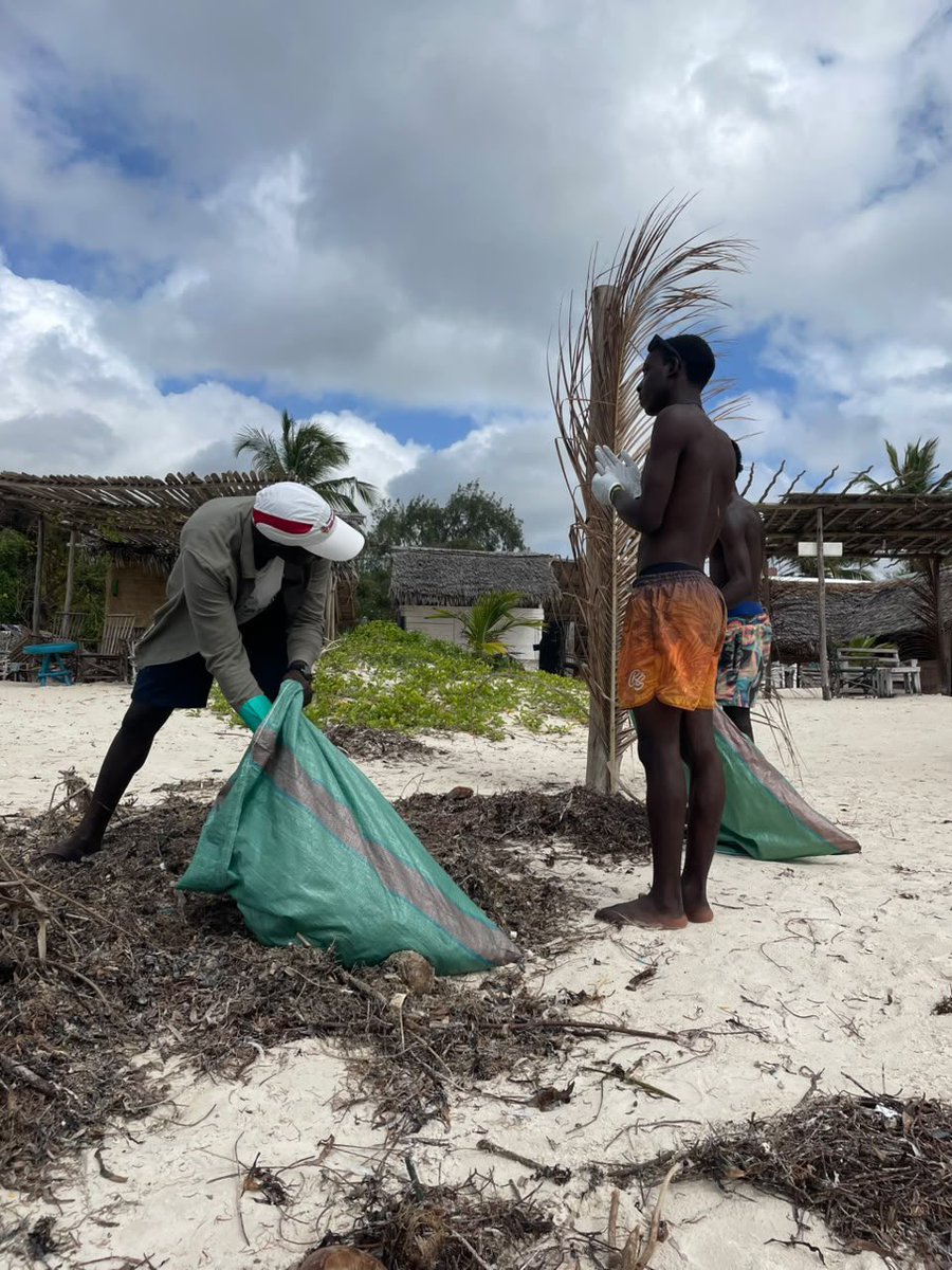 LetsDoItKenya's tweet photo. Kenya marks #WorldCleanUpDay : clean up action in Kilifi led by @ysd_kilifi . https://t.co/m9jX8lIcoG