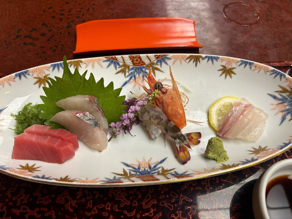 maji12011201's tweet photo. #稚加榮
福岡に名を馳せ冠する高級料亭、稚加榮さんで散財ディナー。清水の舞台から飛び降りちゃった^_^

刮目して見よ、この圧巻の景観を・・・構想を考えついてもなかなか実際に再現出来るものではない。生簀ラヴ。

まさに・・・鮮魚。味もさながら驚嘆すべきはその触感。弾力がたまらん！！！ https://t.co/vi55GDQbCW