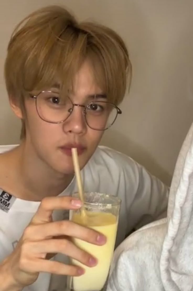 jebleivez's tweet photo. @Illegance999 AND THIS THIN GLASSES https://t.co/WqirRvI0so