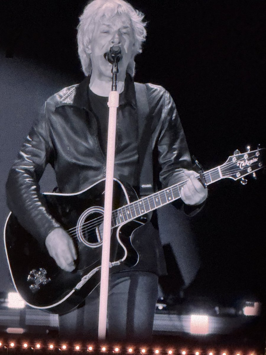 clift_david's tweet photo. @BonJovi @davidbergman This is our house
These are my people, listen, this is my town
This is our house
Ain't nobody know we're gonna knock it down 🙌🙌🙌🙌🎶🎤🎸🎹🏴󠁧󠁢󠁥󠁮󠁧󠁿
#BonJovi @jonbonjovi https://t.co/t8Kul8RyES