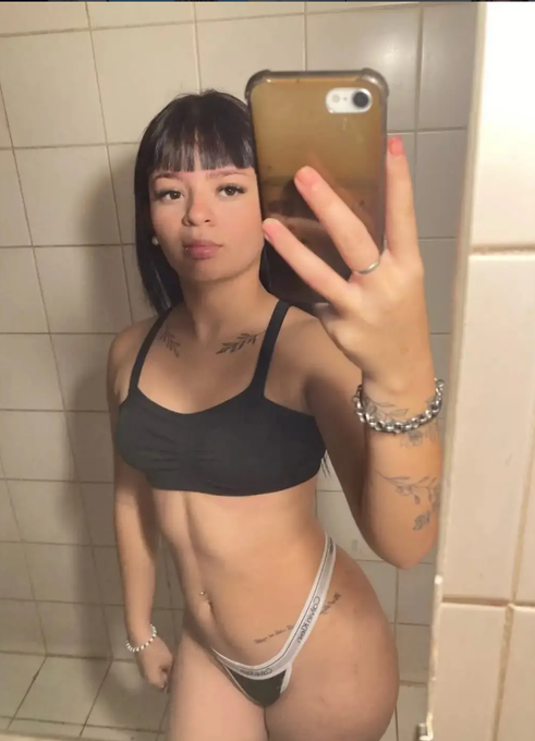 emillysafadaa's tweet photo. Ficaria com uma novinha assim como eu? 😝 https://t.co/dkkQACUqu5