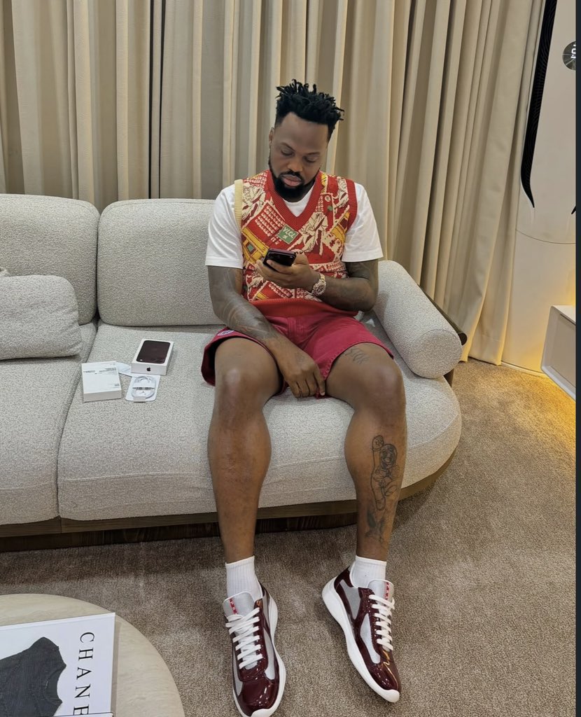 dammiedammie35's tweet photo. Egungun of Lagos becomes the first Nigerian to acquire an iPhone 18 pro max https://t.co/Z8BuNewvay
