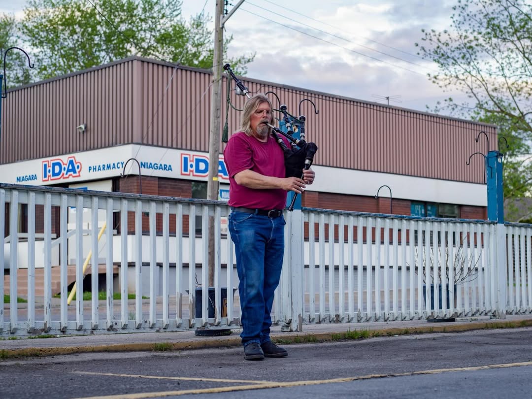 MandyPhilb8q's tweet photo. I welcome anyone into my lens. I’m curious about this world and love collecting human stories. https://t.co/GeTxCuWRqj