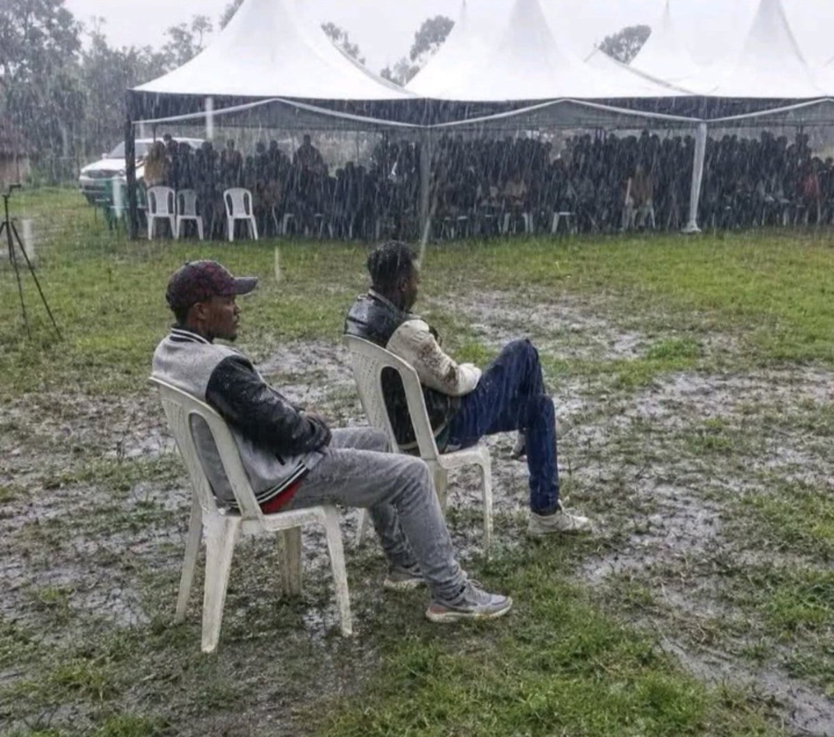 CCarusheey's tweet photo. Me as sifuna supporter waiting for his party 
13 days tu acha ninyeshewe apa nje
#ChamaNiSifuna https://t.co/u5JmSjy9qa
