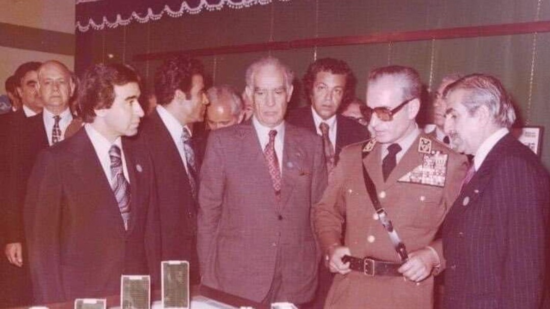 vakilipor's tweet photo. سخنرانی خمینی در ۱۷ مهر ۱۳۵۷: 
«این آقا می‌گوید که باید از خورشید ما چیز بگیریم! تو چراغ نفتی را نمی‌توانی روشن کنی؛  شما می‌خواهید از خورشید قدرت بگیرید؟!
این حرفها چه است؟ این حرفها برای اغفال مردم است.»

مسخره کردن شاهنشاه توسط خمینی!؟ https://t.co/kBAO8wJaBV
