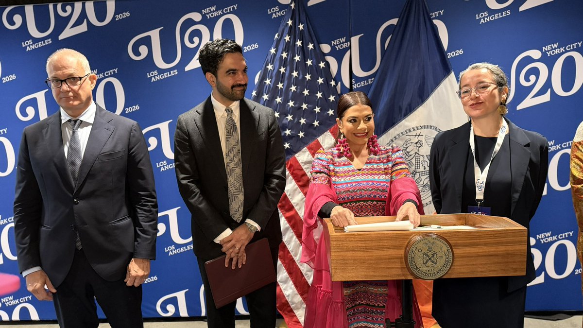Alberto_Vanegas's tweet photo. Todo nuestro respaldo a nuestra Jefa de Gobierno, @clara_brugada_m, en la cumbre del Urban20 en Nueva York. 

Qué gran orgullo que la Ciudad de México esté en este encuentro global compartiendo soluciones reales a los retos que nos tocan a todas y todos, como la vivienda, la desigualdad y el cambio climático.
Pero, sobre todo, qué valioso es llevar al escenario internacional proyectos tan transformadores como las UTOPÍAS. Porque detrás de cada uno de estos espacios hay una convicción muy humana: que el deporte, la cultura y los cuidados nunca más sean privilegios, sino derechos al alcance del pueblo. ¡Esa es la visión de ciudad que acompañamos con el corazón! ✨🇲🇽 🗽 

#ClaraEnNY #CapitalDeLaTransformación #LaTransformaciónAvanza