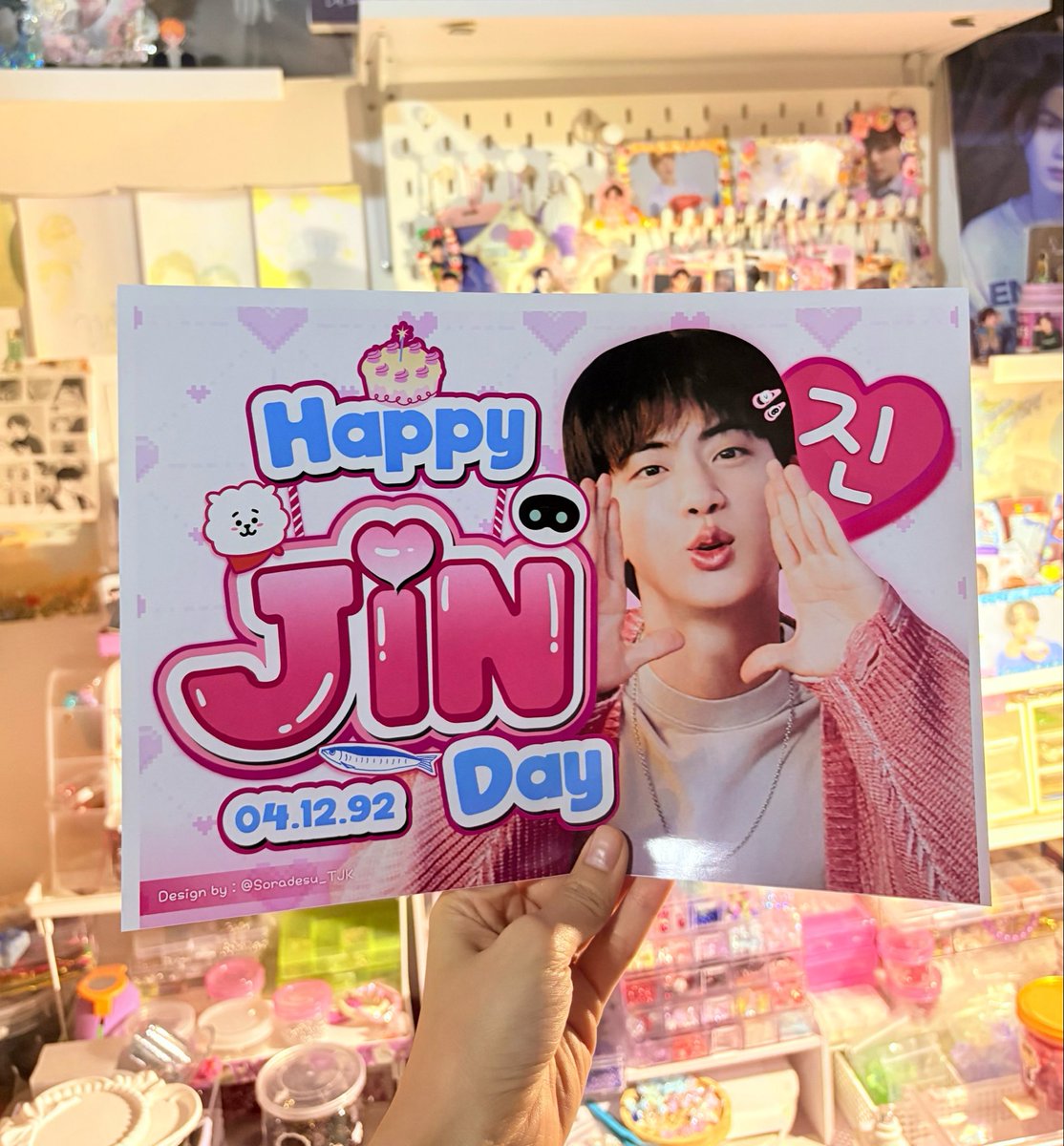Soradesu_TJK's tweet photo. แอบลองปริ้น No. 31, กับ 33 ออกมาดู ก็เบิ้ม ๆ เลยล่ะะะ 🫪💖~* 🐹✨
(ขออภัยในความวุ่นวายของ bg งับ 🥹) 

เผื่อประกอบการตัดสินใจได้น้าา แต่ใด ๆ ก็โหวต Aw ที่ชอบ ที่ตรงใจได้เลย~ เพราะน่ารักทุกดีไซน์! ใครยังไม่ได้โหวตก็ค่อย ๆ ตัดสินใจ เพราะโหวตได้ตั้งแต่วันนี้ - 4 ต.ค คับ !

#BTS_WORLDTOUR_BANGKOK #BTS_WORLDTOUR_ARIRANG_BANGKOK #JinbdwithThaiArmy
